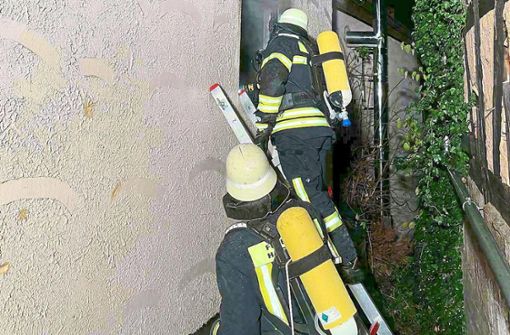 Atemschutzträger suchen nach weiteren Glutnestern. Foto: Feuerwehr