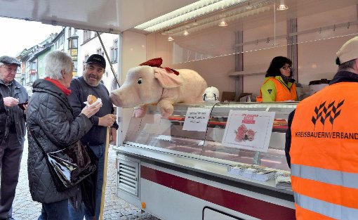 Guten Appetit: In der Rottweiler Innenstadt verweisen bäuerliche Betriebe auf charmante Art auf ein Problemthema.  Foto: Zelenjuk