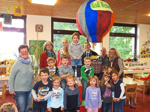 Stolz präsentieren die Beteiligten den Heißluftballon des Kindergartens Neuweiler für den Kalender der Flugobjekte über dem Schwarzwald.  Foto: Stocker Foto: Schwarzwälder-Bote