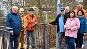 Die Bewohner des Dachaus freuen sich über das von Gerd Burger (Dritter von links) geschnitzte Schild. Foto: Wagner