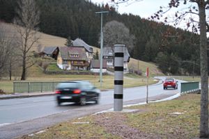 In Schönenbach, so berichtet ein Anwohner, werde dank der neuen Messsäule tagsüber deutlich langsamer gefahren. Nachts blitzt es oft, hat der Mann außerdem festgestellt. Foto: Liebau