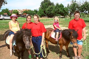 Die Kinder unter den Besuchern durften sich unter anderem beim Ponyreiten vergnügen. Foto: Köncke Foto: Schwarzwälder-Bote