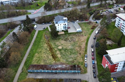 Auf dieser brachliegenden Fläche zwischen Bussardstraße (rechts), Schwenninger Straße (links) und B 33 (oben) könnte eine Containeranlage für Flüchtlinge entstehen. Foto: Marc Eich