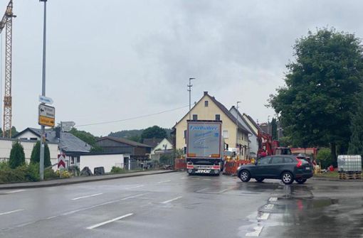 Achtung LKW! Im Bühlinger Unterdorf wird der Verkehr von Rottweil kommend derzeit durch die Baustelle der ENRW ausgebremst. Foto: Alt