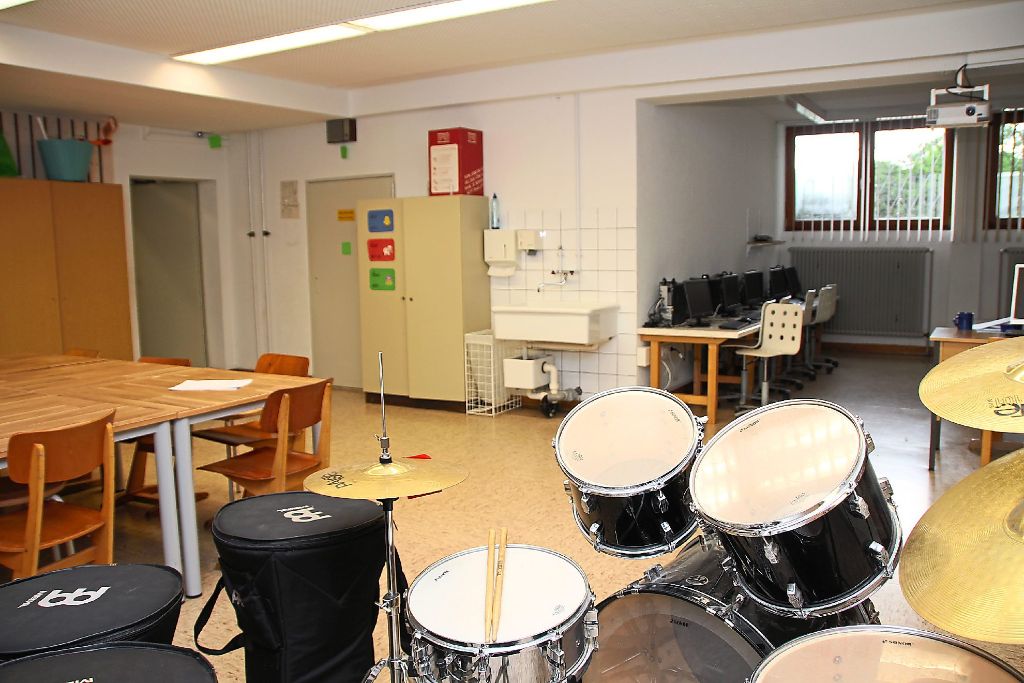 Der Keller: Im Computerraum findet auch der türkische Unterricht statt. Außerdem trifft sich hier die Percussiongruppe, und auch Experimente finden in dem Raum statt.