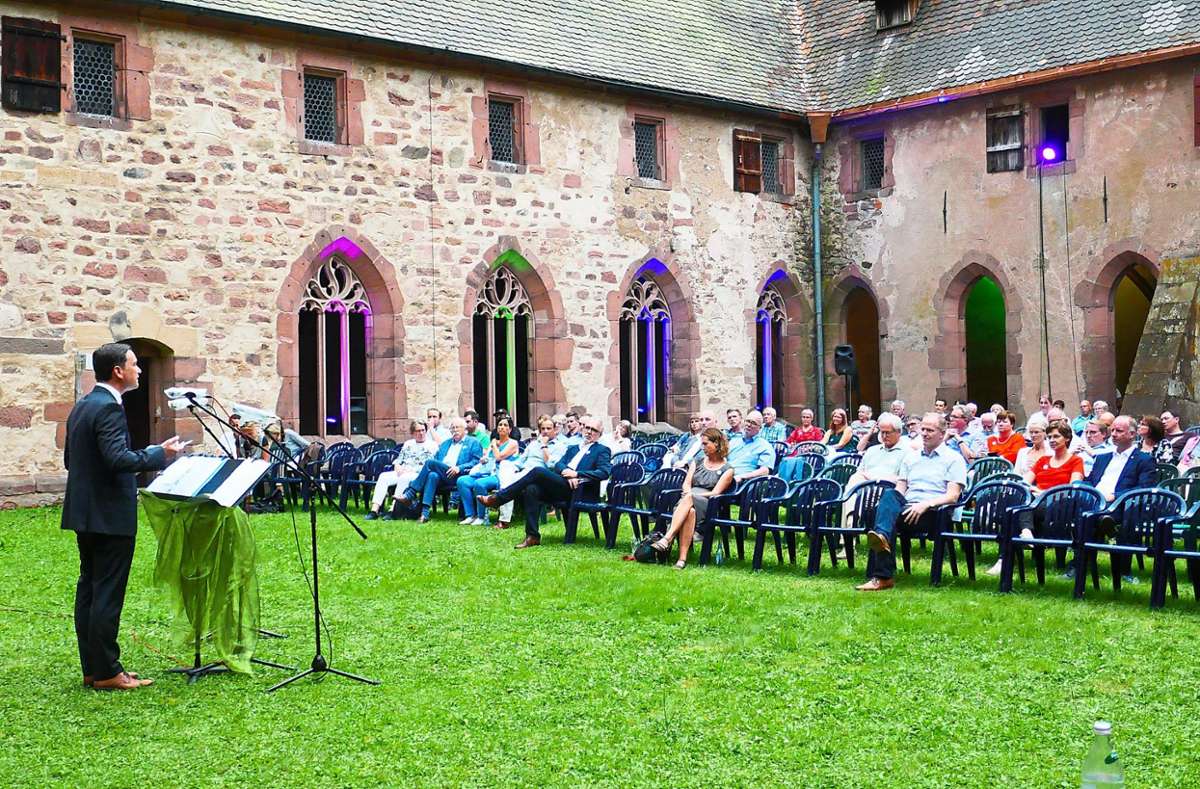 Regionalverbandsvorsitzender Klaus Mack zog im Kreuzgarten des Alpirsbacher Klosters eine positive Bilanz des ersten Kultursommers Nordschwarzwald. Foto: Günther