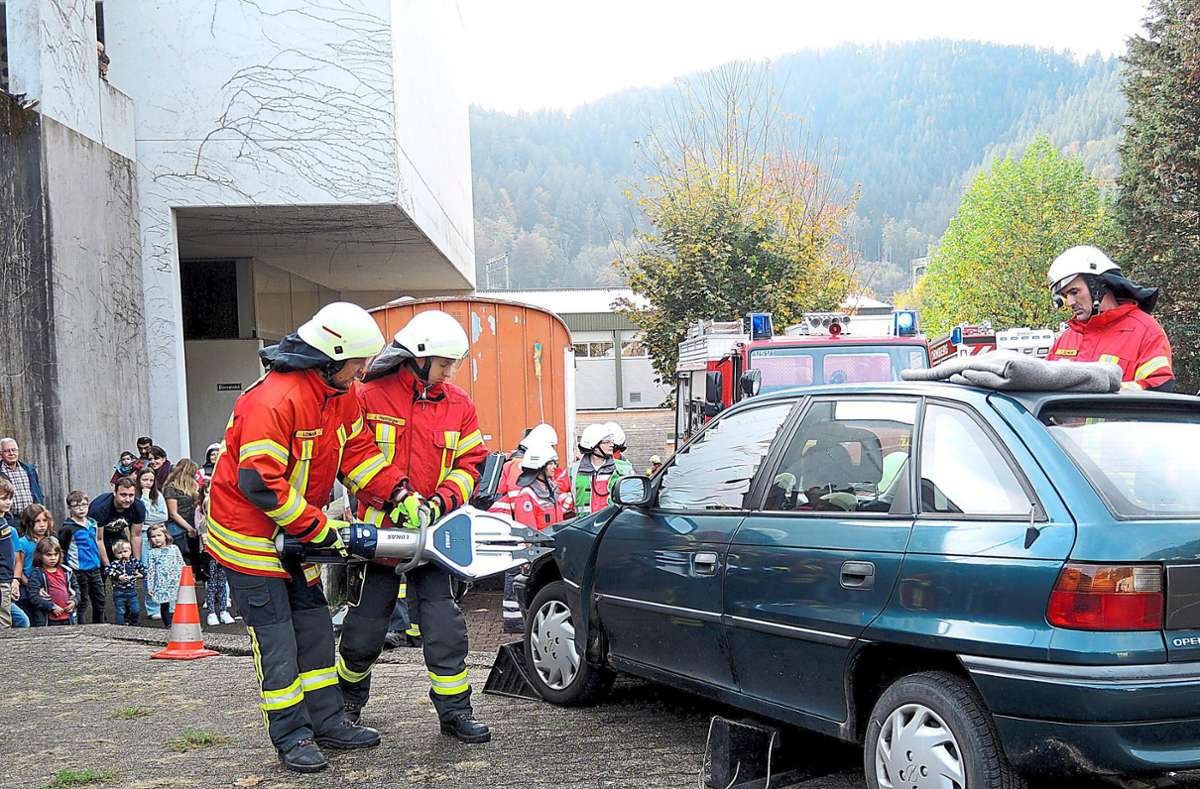 Mit dem Spreizer verschafft sich die Hornberger Feuerwehr bei ihrer Übung Zugang zu Verletzten in einem Auto.