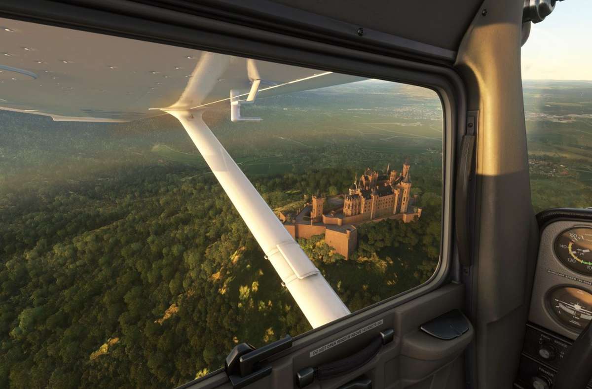Nun lässt es sich mit einem Flugzeug der Wahl - hier die Cessna 152 - im Flugsimulator um die Burg Hohenzollern fliegen. (Screenshot) Foto: a href=https://www.xbox.com/de-DE/games/microsoft-flight-simulator target=_blankMicrosoft Flight Simulator/a/Heidepriem