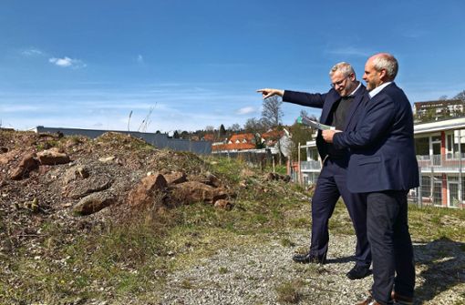 Siloah-Chef Ulrich Schulze (links) blickt mit Schömbergs Bürgermeister Matthias Leyn auf die Fläche, von der sich in zwei Jahre das Pflegeheim in die Höhe strecken soll. Foto: Biermayer