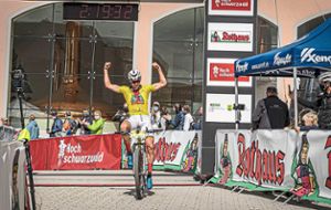 Maximilian Brandl bejubelt den Gesamtsieg beim Giro 2020. Foto: Sebastian Schnitzer Foto: Schwarzwälder Bote