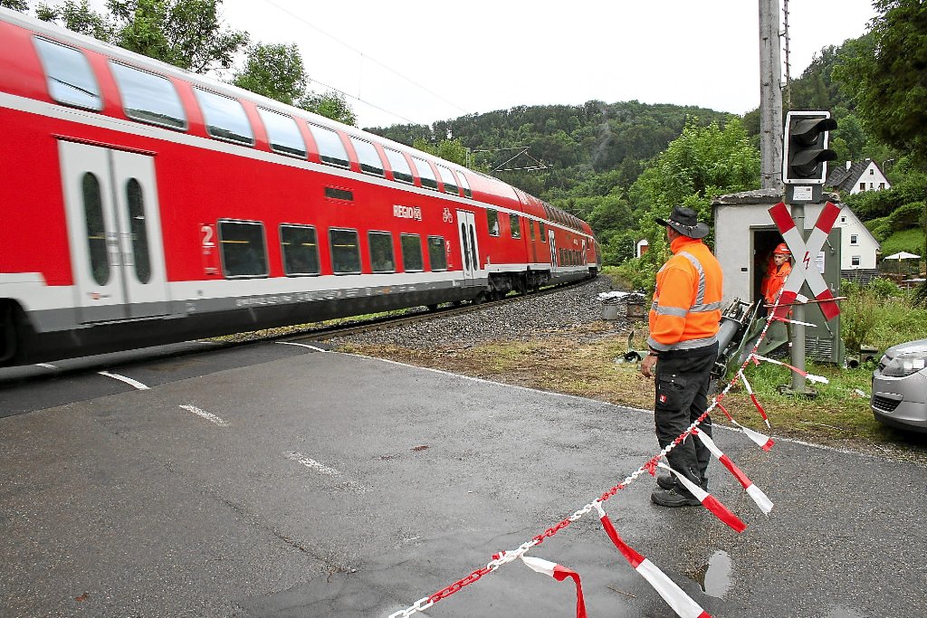 Hans-Jürgen Schmid passt auf: Der beschädigte Bahnübergang wurde auf Handbetrieb umgestellt.