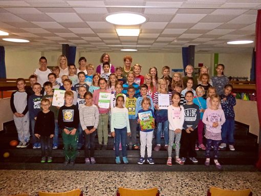 Die  Schüler und Lehrer der Frobenius-Thomsin-Grundschule in Riedöschingen sind  stolz auf die Zertifikation Haus der kleinen Forscher.  Foto: Suttheimer Foto: Schwarzwälder Bote