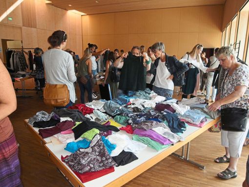 Mehr als 300 Besucher schauten sich bei der Kleidertauschbörse im Haslacher Pfarrheim um. Das Angebot wird wiederholt.  Foto: Privat Foto: Schwarzwälder Bote