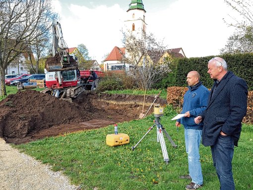 Klaus Landen (links), Leiter von Mariahof, schaut sich gemeinsam mit Stadtjugendpfleger Sasa Hustic den Beginn der Bauarbeiten auf dem Schari an.  Foto: Janke Foto: Schwarzwälder-Bote