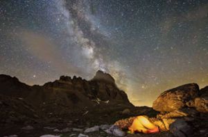 Herbstliches Zelten unterm Sternenhimmel  – ein unvergessliches Erlebnis bei so einem Panorama. Foto: Imago/Westend61