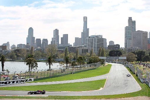 Im Hintergrund die Skyline von Melbourne: Auftakt zur Formel 1-Saison auf dem  Albert Park Circuit Foto: Weihrauch Foto: Schwarzwälder-Bote