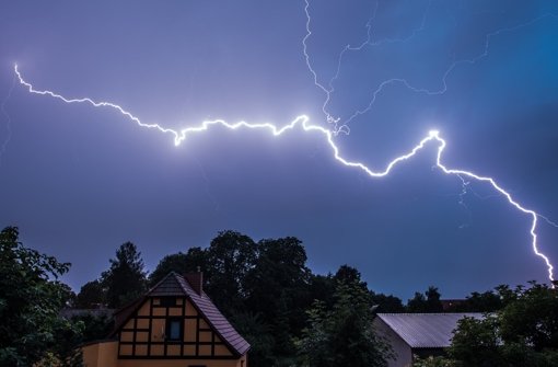 Es donnerte und blitzte, doch das Gewitter in der Nacht zum Donnerstag hinterließ in Stuttgart und der Region keine größeren Schäden. Foto: dpa/Symbolbild