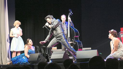 Nils Strassburg überzeugt mit seiner täuschend echten Elvis-Stimme im Theater am Ring.  Foto: Zährl Foto: Schwarzwälder Bote