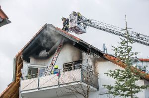 In Kernen im Remstal hat sich am Samstagvormittag eine Pflanzenheizung in einem Mehrfamilienhaus entzündet und den Dachstuhl in Brand gesetzt. Foto: www.7aktuell.de | Simon Adomat