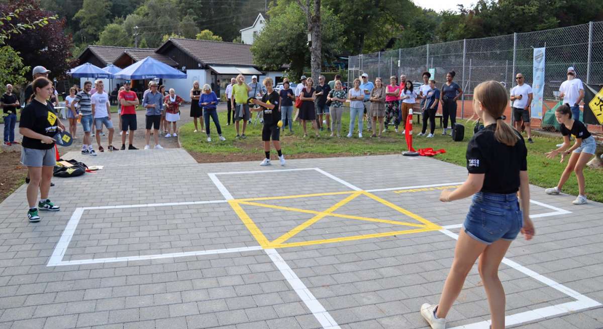Die Tennisjugend vom Jugendausschuss demonstrierte den Gästen verschiedene Spielmöglichen beim Street Racket. Foto: Fotos: Henger