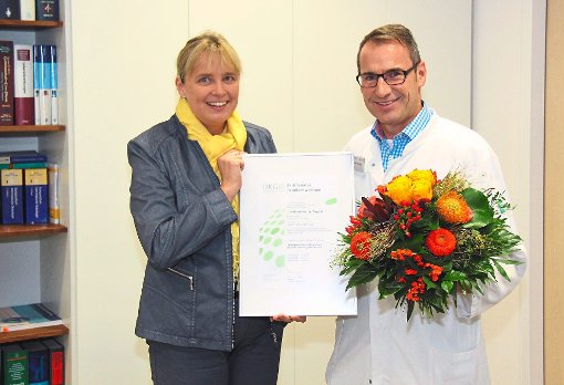 Elke Frank, Geschäftsführerin des Klinikverbunds Südwest, übergab die Zertifizierungsurkunde an Hubert Mörk, Chef des Nagolder Darmkrebszentrums.  Foto: Matheus