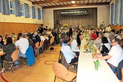 Gut besucht ist das Frühlingsfest des Musikvereins Ostdorf, bei dem die Kapelle aus Erzingen für Unterhaltung sorgt. Fotos: Breisinger Foto: Schwarzwälder Bote