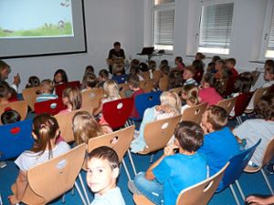 Die Kinder lauschten im Leseraum der Grundschule spannenden Geschichten. Foto: Eitel Foto: Schwarzwälder Bote