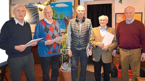 Horst und Volker Gerster (von links) sind seit 60 Jahren im Verein, Richard Kitzlinger  und Johannes Braitsch seit 50 Jahren. Vorsitzender Norbert Utzler gratuliert ihnen. Foto: ah Foto: Schwarzwälder Bote