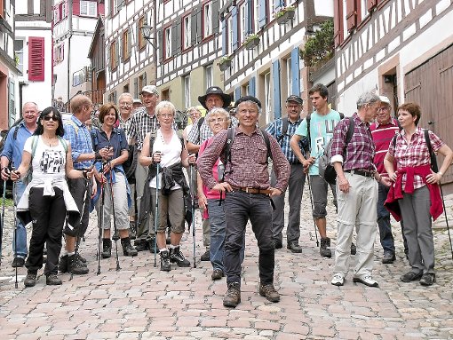 Durchs Obere Städtle erreichten die Wanderer um Klaus Grimm (vorne Mitte) das Gerberstädtchen.                     Foto: Rombach Foto: Schwarzwälder-Bote