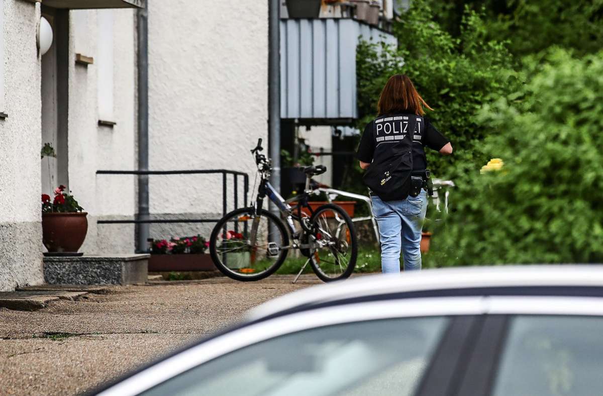 Kriminalbeamte sind nach dem SEK-Einsatz in Villingen vor Ort, um Beweismittel und Spuren zu sichern. Foto: Marc Eich