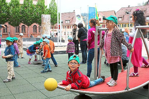 Zur Einweihung des neuen Spielplatzes auf dem Rathausplatz wurden die  Kinder des Kindergartens Karlstraße eingeladen. Nach der Begrüßung war Zeit für diese, sich auf dem  Spielgelände richtig auszutoben und die Geräte in Besitz zu nehmen.                     Foto: Stadt