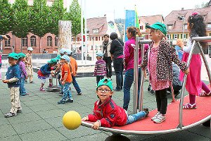 Zur Einweihung des neuen Spielplatzes auf dem Rathausplatz wurden die  Kinder des Kindergartens Karlstraße eingeladen. Nach der Begrüßung war Zeit für diese, sich auf dem  Spielgelände richtig auszutoben und die Geräte in Besitz zu nehmen.                     Foto: Stadt