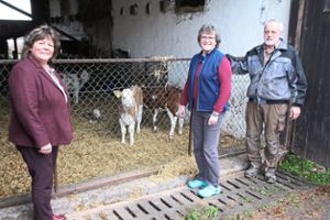 Martina Braun (links), Susanne und Markus Schwörer sagen Danke für die überwältigende Hilfsbereitschaft nach dem Tod von 54 Tieren auf ihrem Hof in Pfaffenweiler. Jetzt geht es darum, die neuen Kühe und Kälber kennenzulernen.  Foto: Heinig