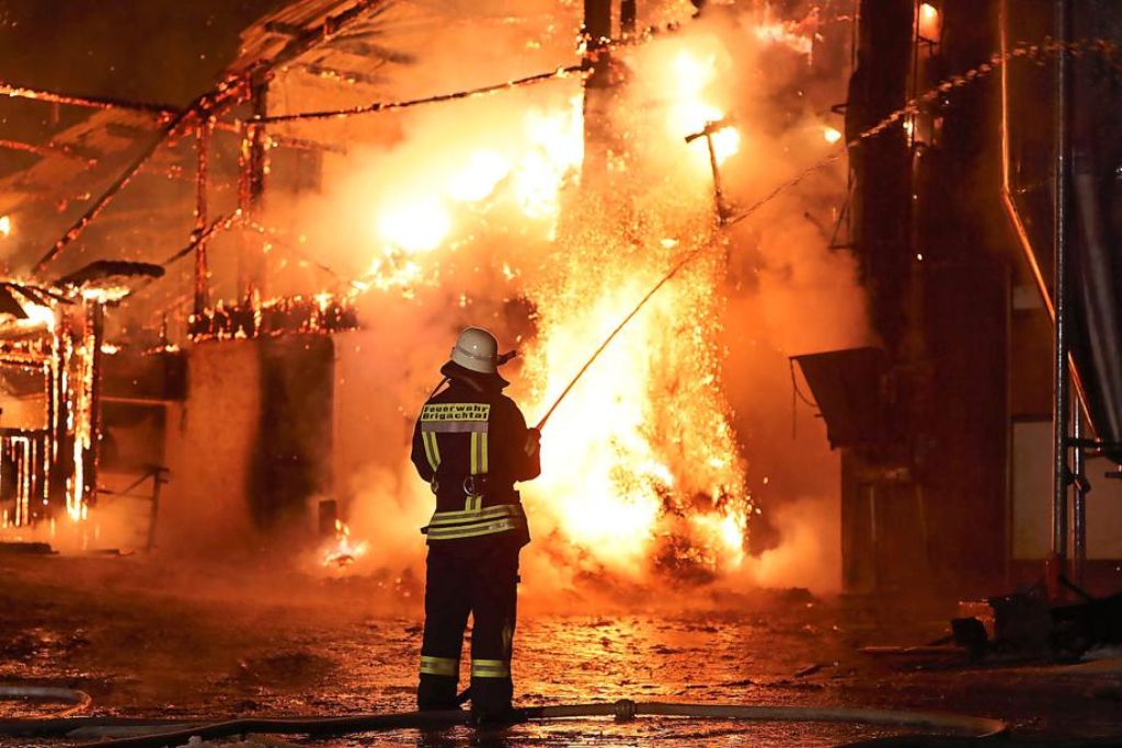 Die Feuerwehr konnte den Stall beim Großbrand auf dem Stellenhof in Klengen nicht mehr retten.