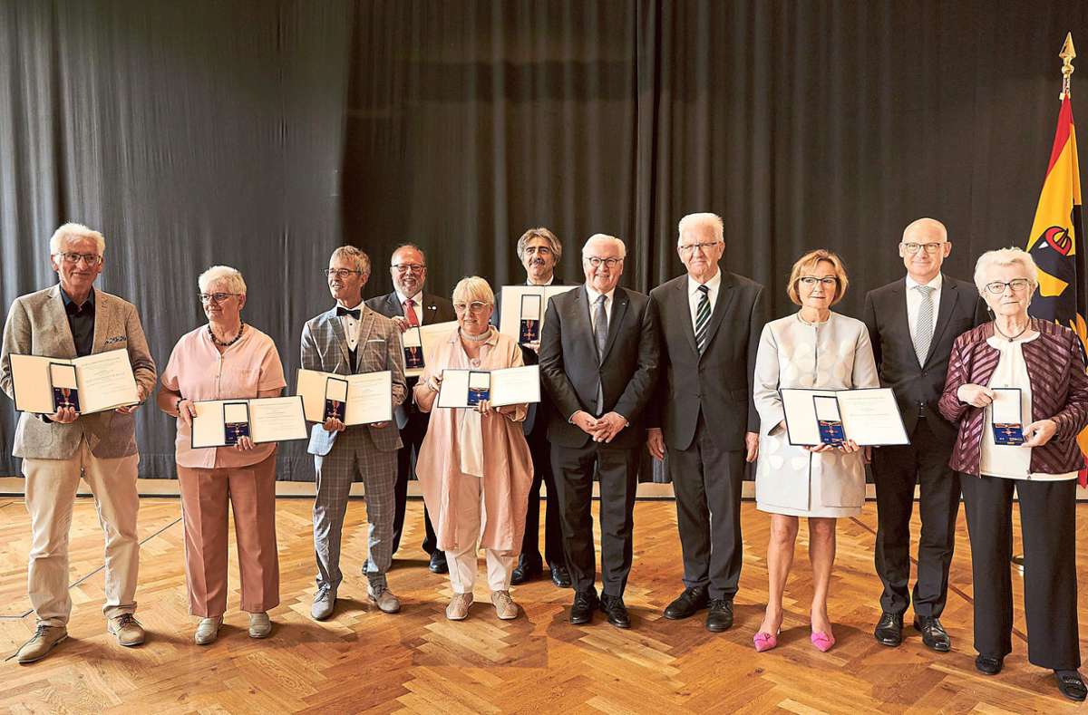 Konstanze Helber (Zweite von links) erhielt das Bundesverdienstkreuz. Foto: Ralf Graner Photodesign / Stadt Rottweil