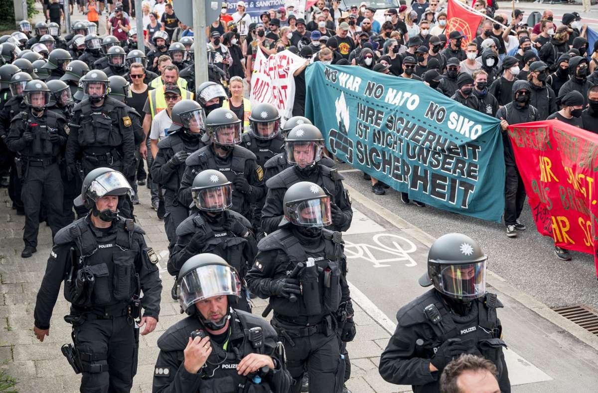 Garmisch-Partenkirchen: Einsatzkräfte der Polizei begleiten die Demonstration gegen den G7 Gipfel,