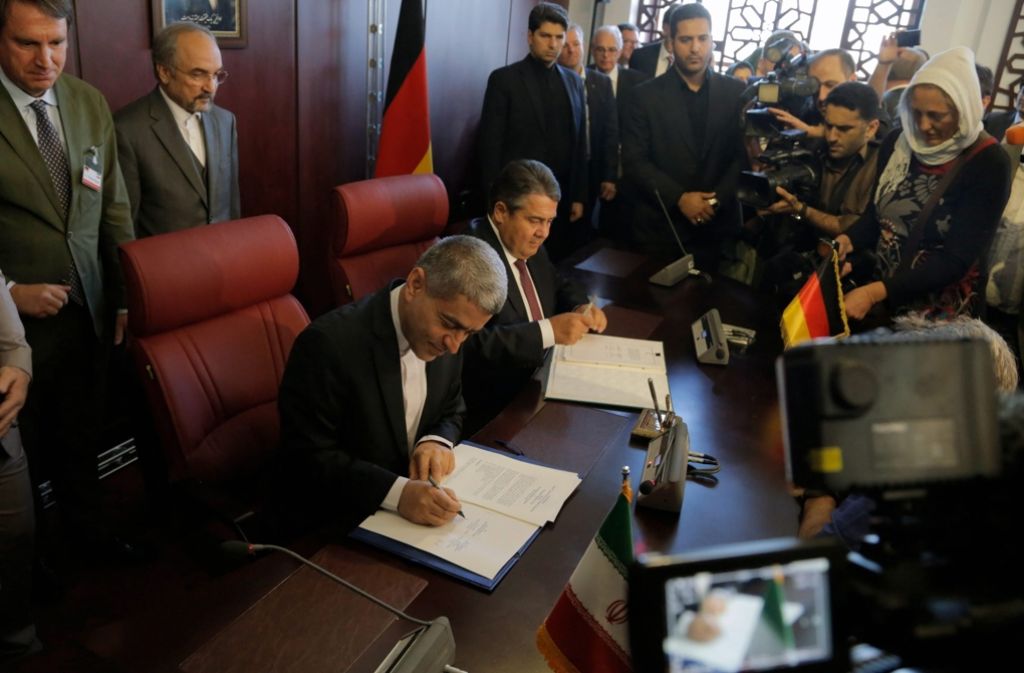 Bundeswirtschaftsminister Sigmar Gabriel (rechts) und sein iranischer Kollege Ali Tajebnia  unterzeichnen Abkommen, mit denen die Wirtschaftsbeziehungen zwischen Deutschland und dem Iran auf neue Füße gestellt werden sollen Foto: dpa