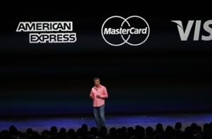 Apples neuer Bezahldienst Apple Pay sieht sich einigen Gegnern gegenüber. Foto: dpa