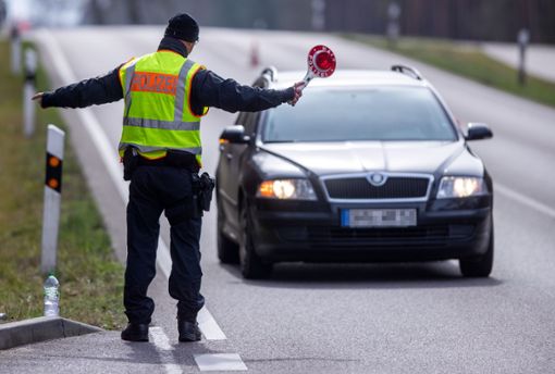 Die Polizei hat Auto- und Motorradfahrer am Lochenpass kontrolliert und viele Verstöße festgestellt. Foto: Büttner Foto: Schwarzwälder Bote