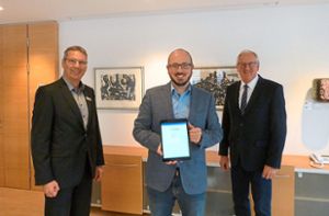 Frank Esslinger, Christian Pöndl und OB Jürgen Großmann (von links)  sind gespannt, wie die neue App angenommen wird. Foto: Beyer