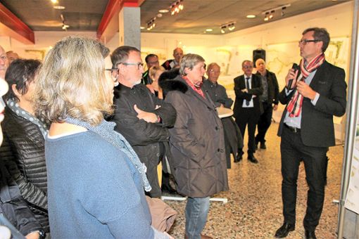 Axel Lohrer (rechts) erläutert aufmerksamen Besuchern seinen Sieger-Entwurf.   Foto: Breisinger