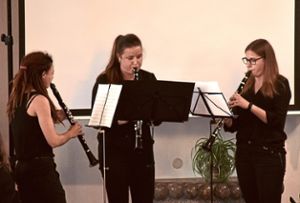 Die Klarinettistinnen Miriam Holzer (von links), Nadine Kramer und Sophia Haid treten zu dritt auf. Foto: Schwarzwälder Bote