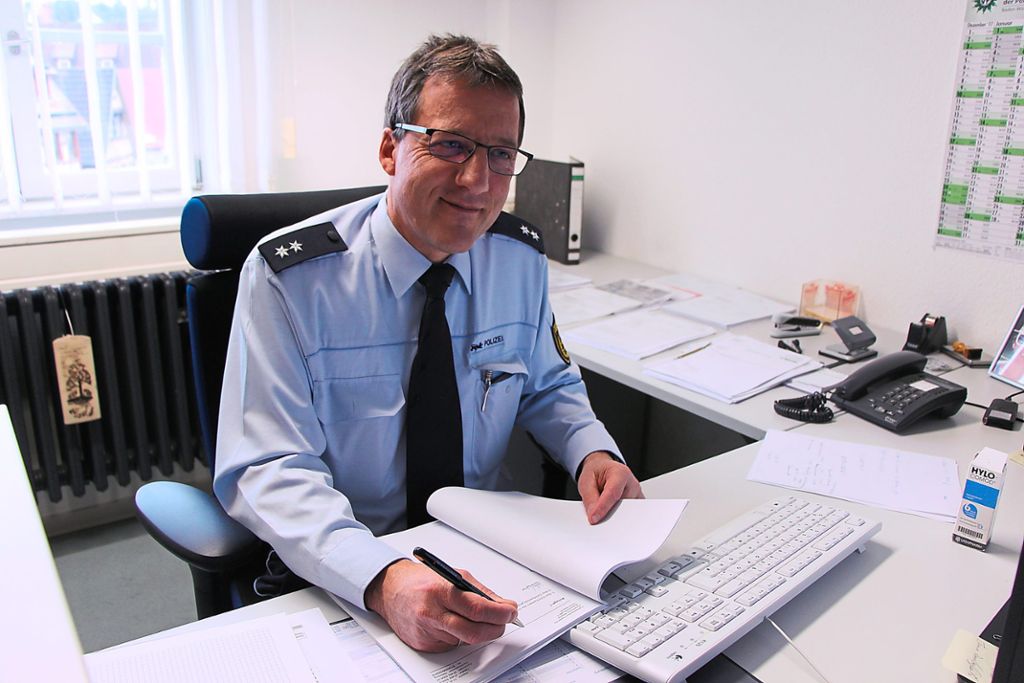 Wolfgang Helmling vom Polizeirevier Nagold  mahnt zu mehr Vorsicht im Internet. Foto: Buck