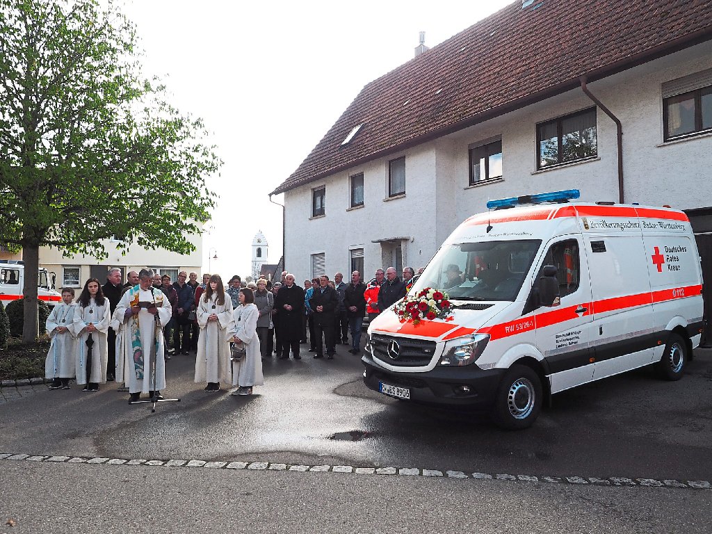 Pfarrer Hermann Barth weiht das neue DRK-Fahrzeug Bevölkerungsschutz.  Fotos: Hölsch