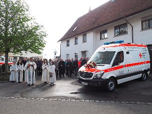 Pfarrer Hermann Barth weiht das neue DRK-Fahrzeug Bevölkerungsschutz.  Fotos: Hölsch Foto: Schwarzwälder-Bote