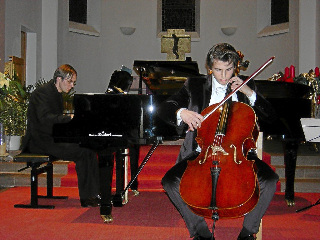 Pianist Dmitri Demiashkin und Cellist Christoph Croisé beim Adventskonzert in der Christuskirche in Mitteltal Foto: Schalscha Foto: Schwarzwälder-Bote
