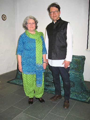 Das Leidringer Pfarrerehepaar Ulrike Zizelmann-Meister und Holger Zizelmann trägt  indische  Kleidung  bei seinem Vortrag über die  Reise durch Indien. Foto: Ruf Foto: Schwarzwälder-Bote