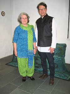 Das Leidringer Pfarrerehepaar Ulrike Zizelmann-Meister und Holger Zizelmann trägt  indische  Kleidung  bei seinem Vortrag über die  Reise durch Indien. Foto: Ruf Foto: Schwarzwälder-Bote