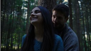 Ein kleines Stück Freiheit im Wald: Elaha (Bayan Layla) geht mit  Yusuf (Slavko Popadic) spazieren. Foto: Verleih cf