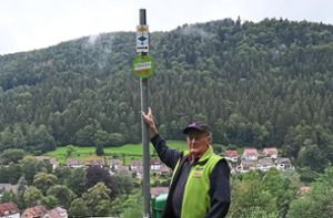 Der Schwarzwaldverein kümmert sich um die Beschilderung der Wanderwege – so wie hier auf dem Archivbild Kurt Bott, der Fachwart für Wege in Höfen. Sollte sich der Verein auflösen, fiele auch diese wichtige Arbeit weg. Foto: Volz